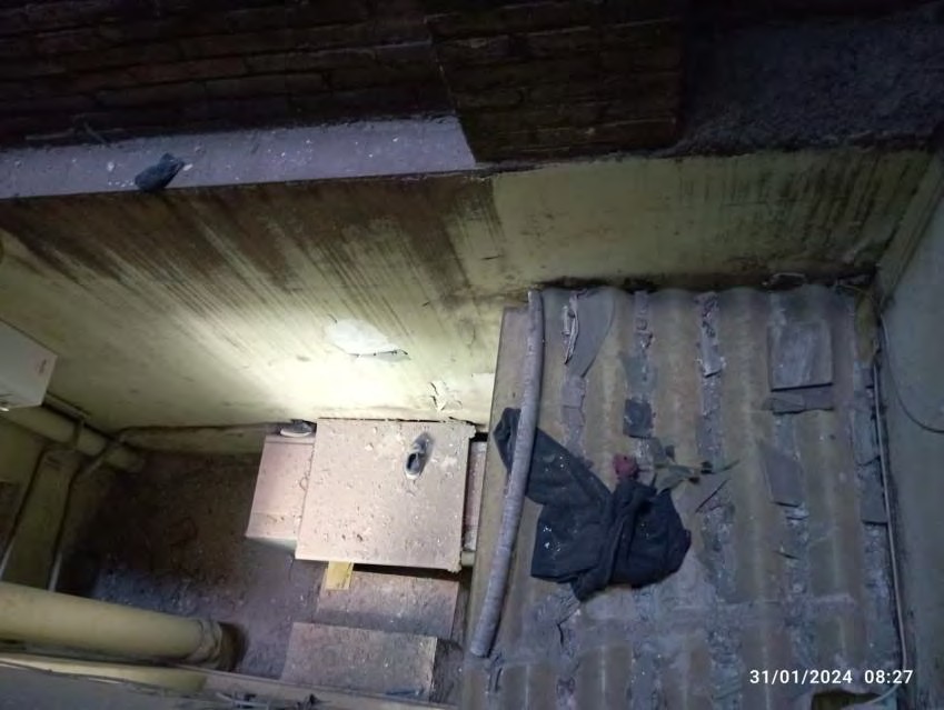 Cascotes sobre la cubierta de patios habitados.