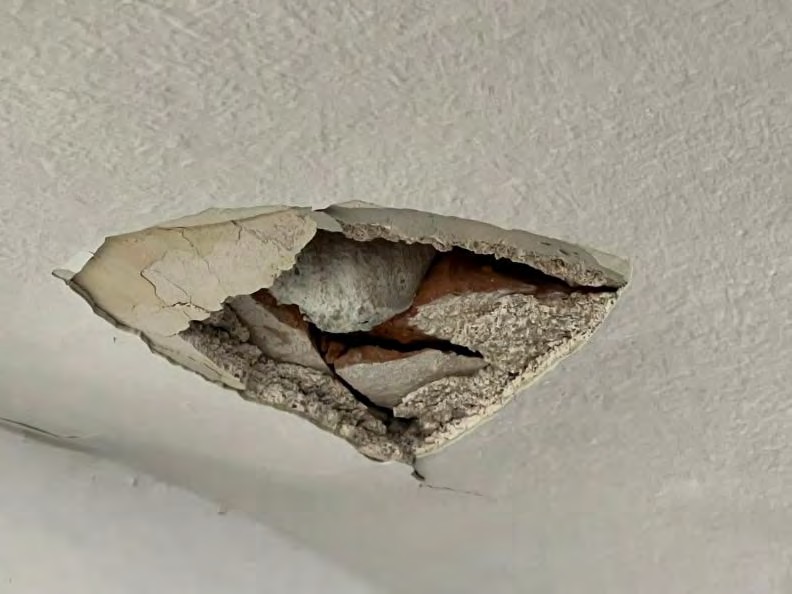 Grietas y desprendimiento de piedras DENTRO de viviendas habitadas, mientras los vecinos siguen viviendo allí.