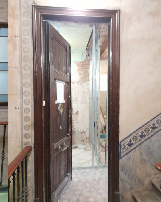 Demoliciones interiores tramitadas como simple 'assabentat' en edificio histórico catalogado.