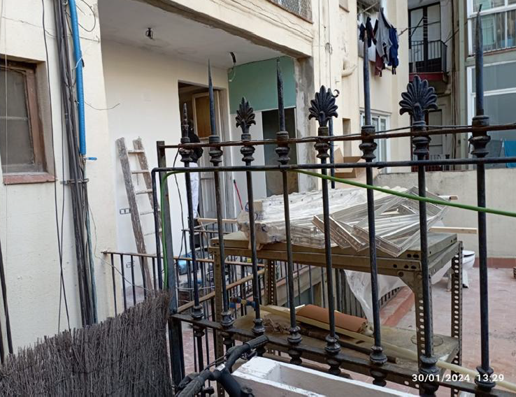 Patio interior convertido en almacén de obra.